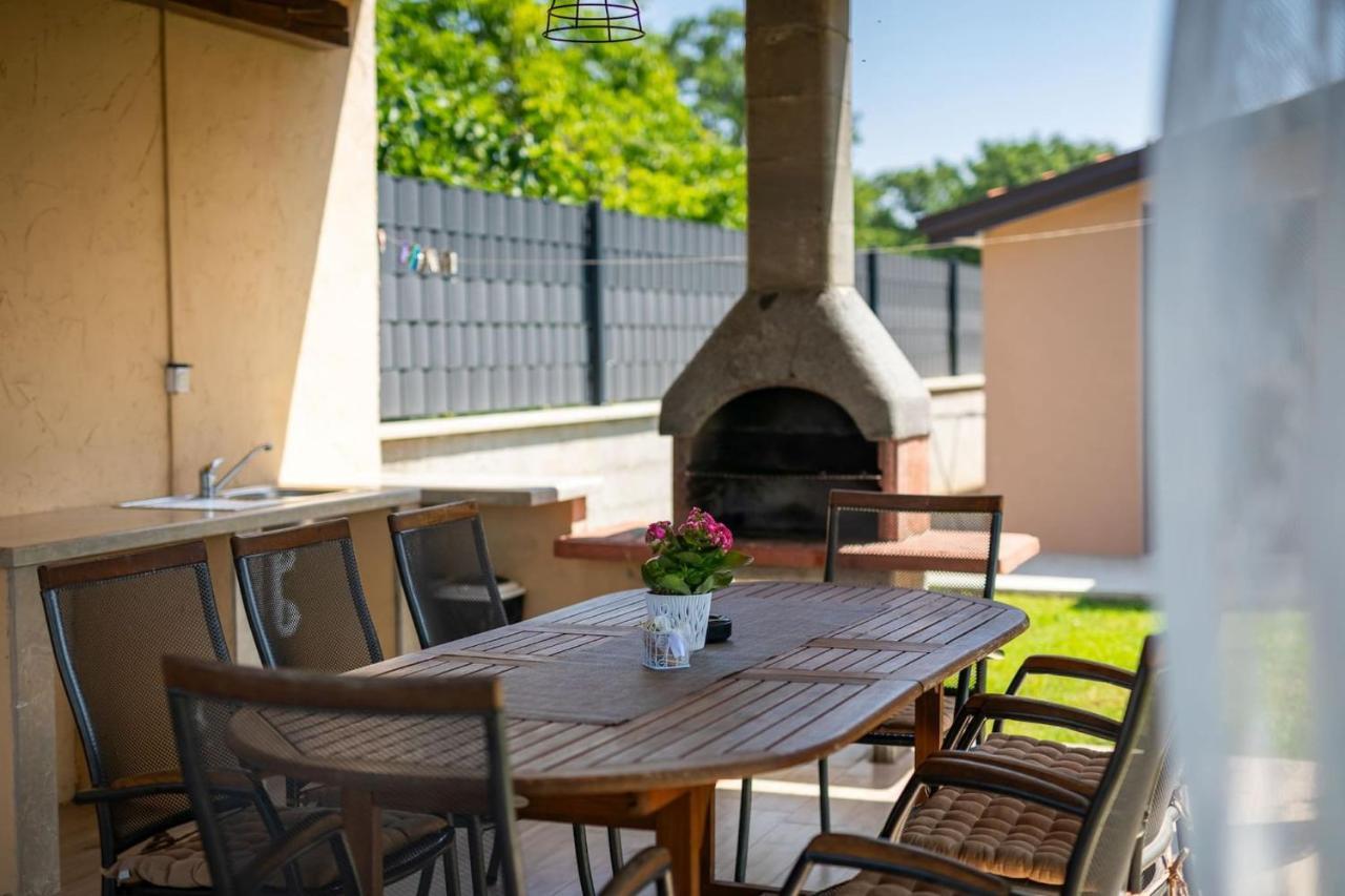Activity Villa Gita With Pool And Grill In Tinjan Экстерьер фото