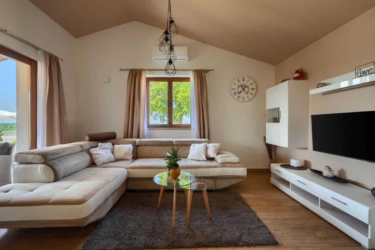 Activity Villa Gita With Pool And Grill In Tinjan Экстерьер фото