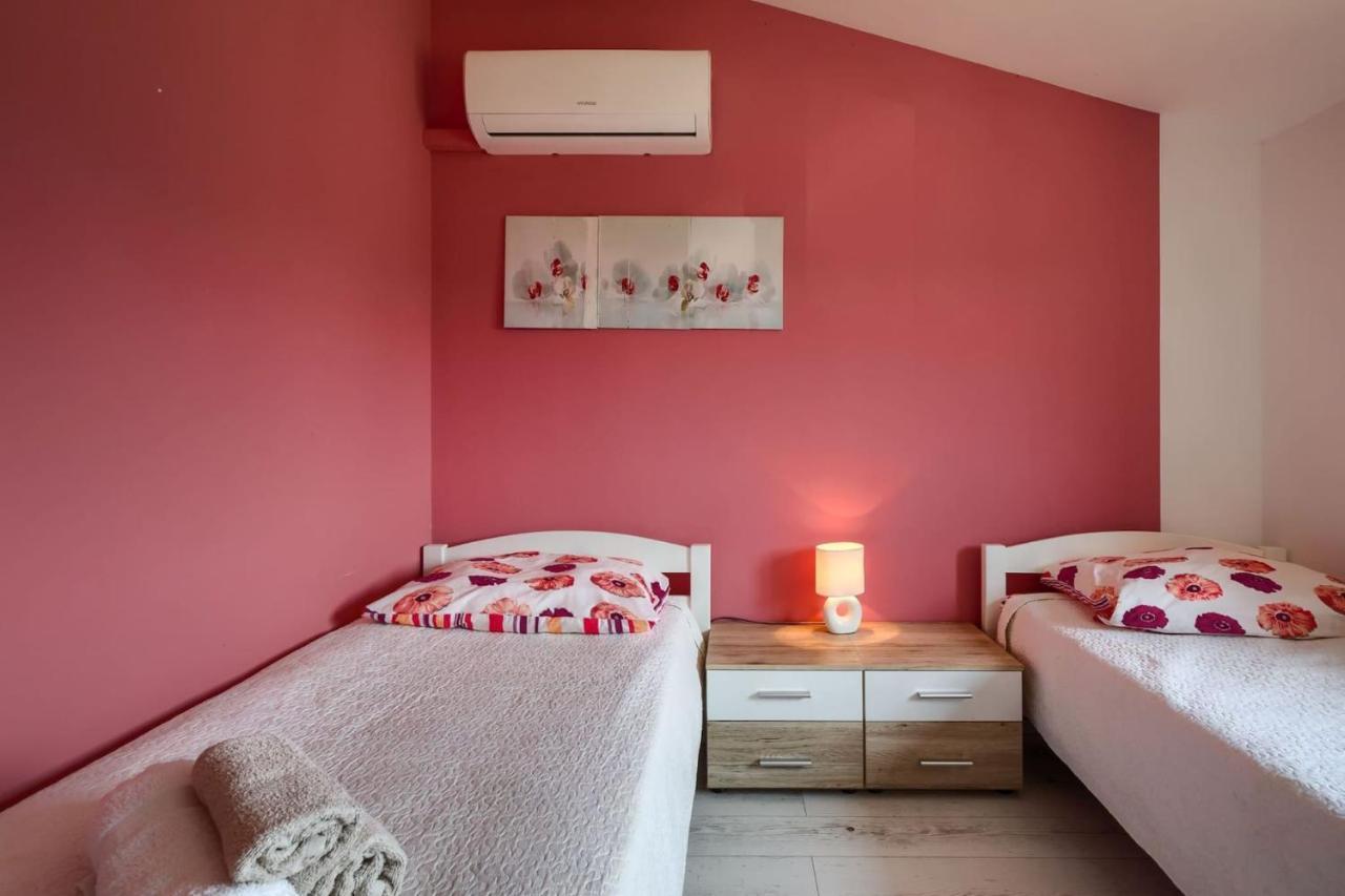 Activity Villa Gita With Pool And Grill In Tinjan Экстерьер фото